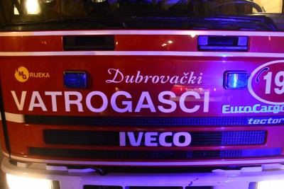 Dubrovački vatrogasci brzo ugasili požar automobila u Uvali Lapad